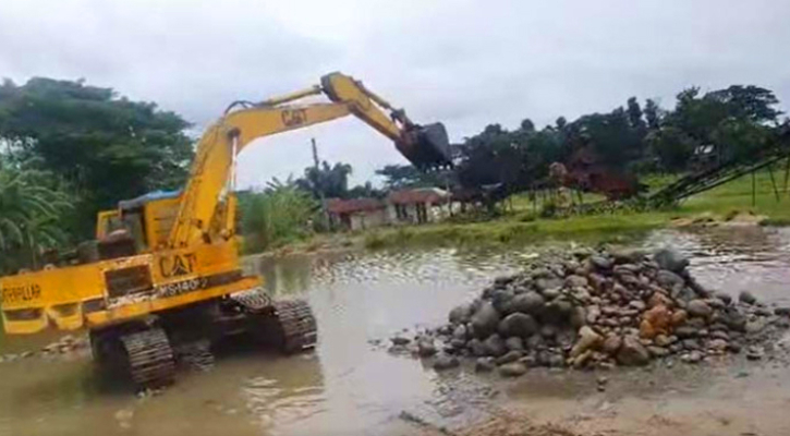 সিলেটে পুকুরে লুকিয়ে রাখা সাদা পাথর উদ্ধার